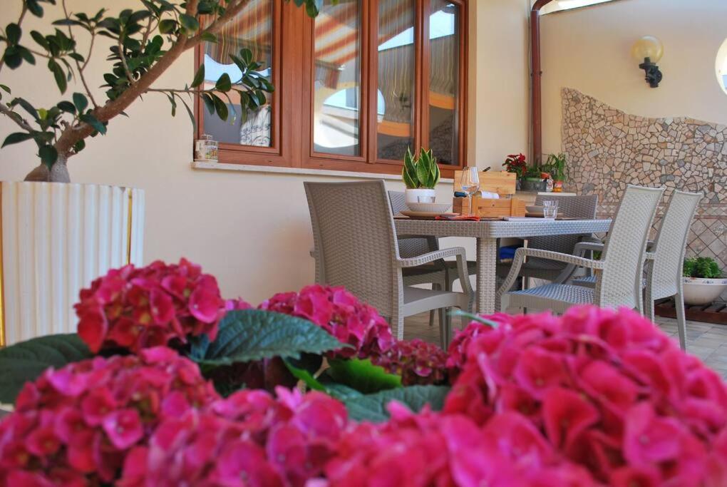Sunny Courtyard Apartment Пьомбино Екстериор снимка