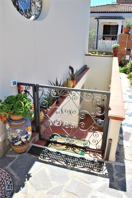 Sunny Courtyard Apartment Пьомбино Екстериор снимка
