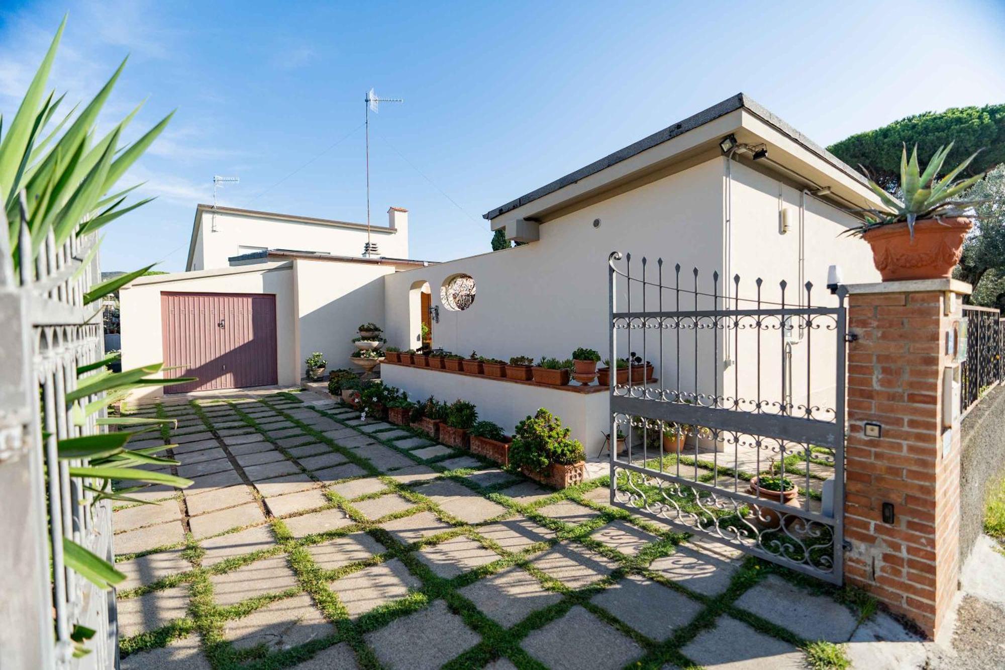 Sunny Courtyard Apartment Пьомбино Екстериор снимка
