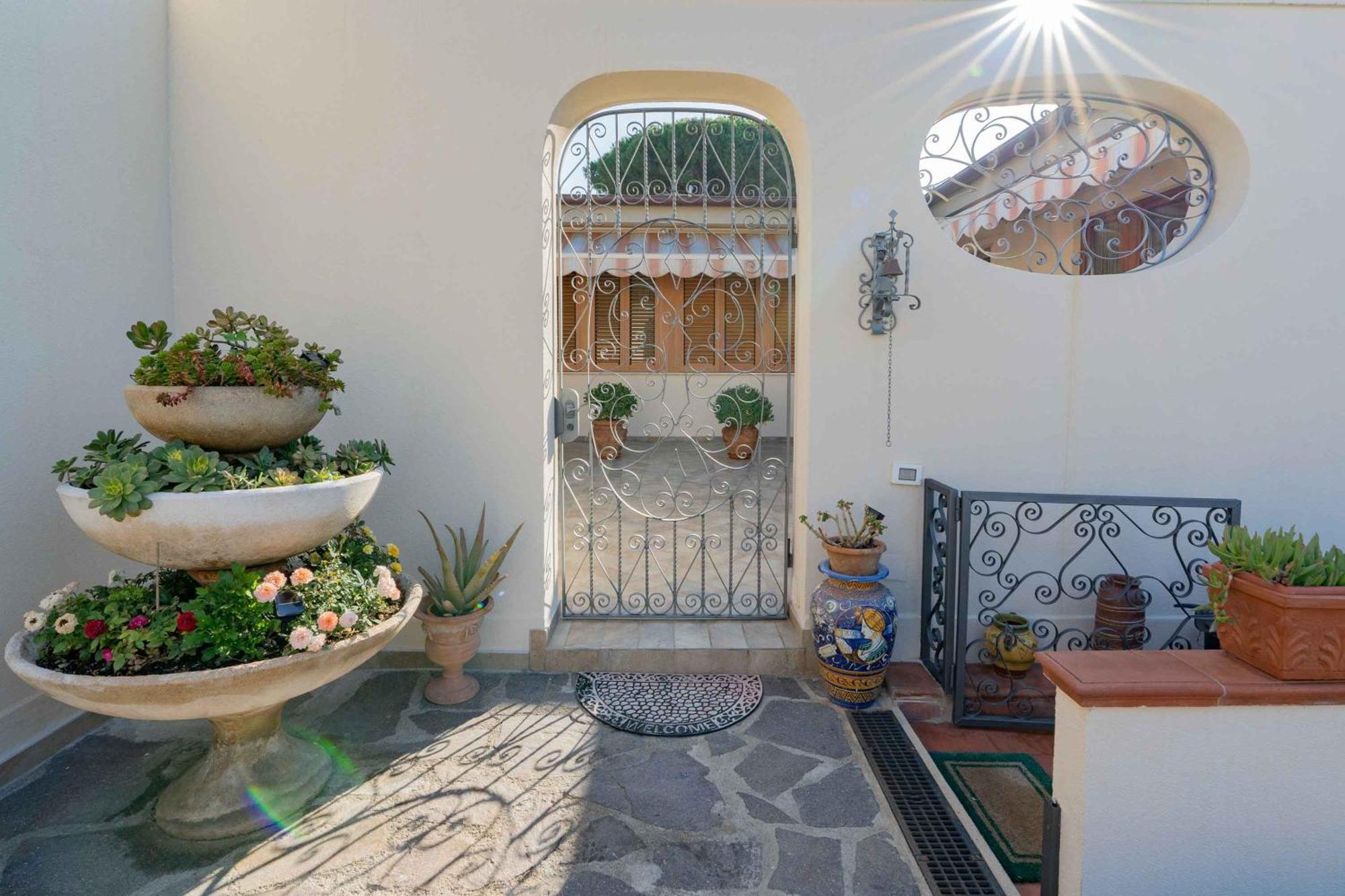 Sunny Courtyard Apartment Пьомбино Екстериор снимка