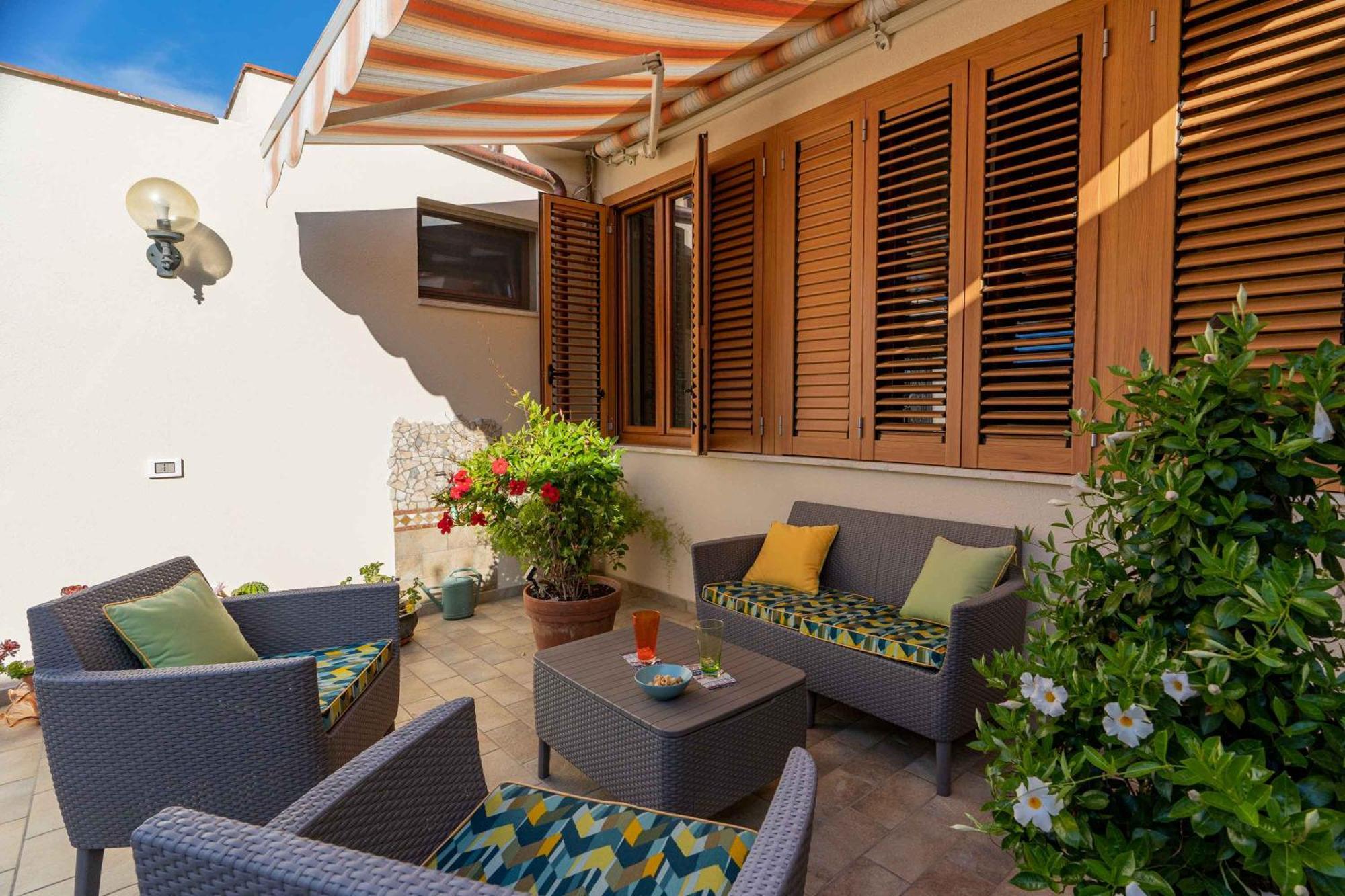 Sunny Courtyard Apartment Пьомбино Екстериор снимка