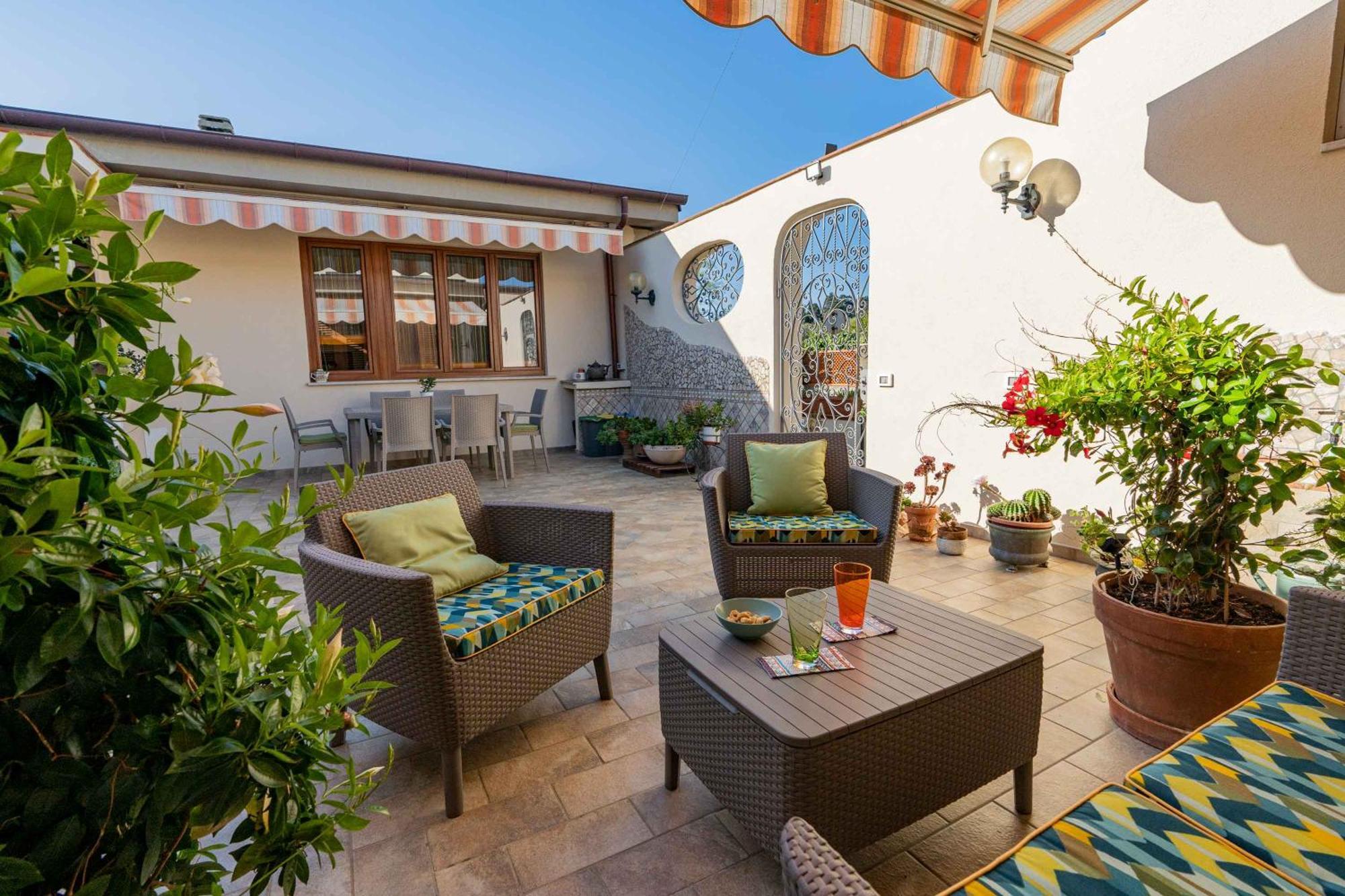 Sunny Courtyard Apartment Пьомбино Екстериор снимка